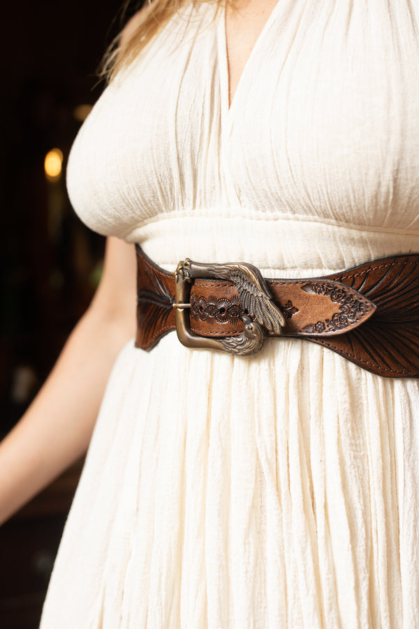 eagle_buckle_on_leather_waist_belt_styled_with_dress