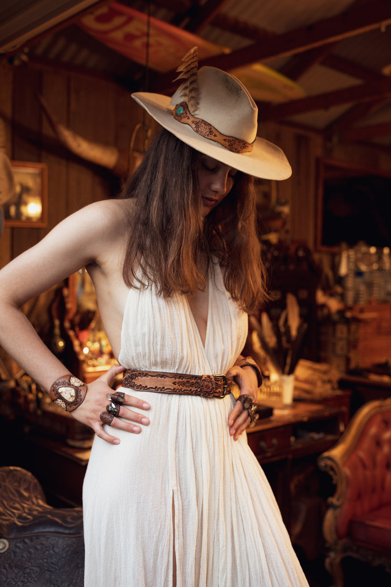 girl_wearing_long_dress_with_western_style_leather_belt